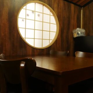 奥には、ゆったり過ごせるテーブル…